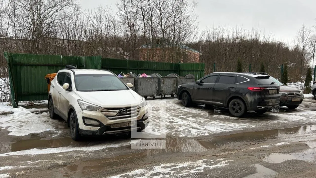 Штрафы за парковку возле мусорных площадок хотят увеличить Законопроект усиливающий административную ответственность за помехи вывозу мусора и уборке территорий разработан Управлением административно технического контроля региона Он предусматривает увеличение штрафов для граждан до 3 000 5 000 рублей для должностных лиц до 7 000 10 000 тыс рублей для юридических лиц до 15 000 40 000 тыс рублей Инициативу объясняют ростом числа нарушений только с конца декабря 2025 года по середину февраля этого года зафиксировано 86 случаев связанных с блокированием автомобилистами подъезда к контейнерным площадкам Рассмотрение законопроекта запланировано на ближайшее заседание Заксобрания Калужской области