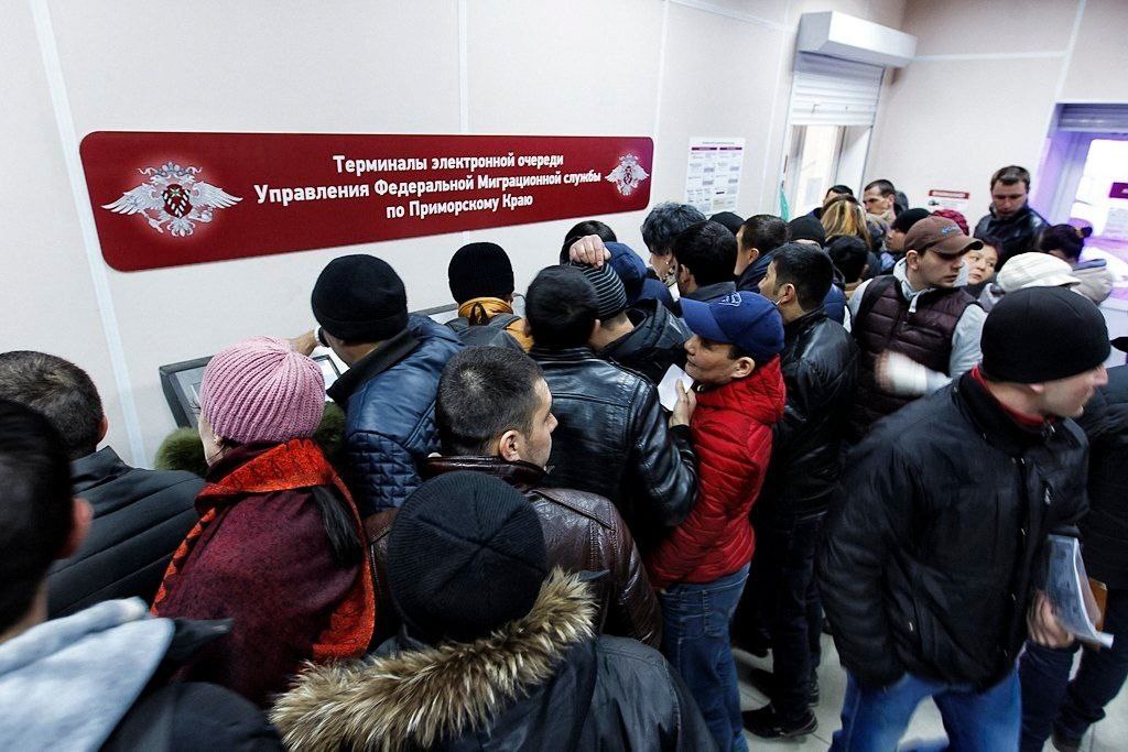 Почти 4 тысячи  мигрантов привлечены к ответственности в Приморье в этом году  Правоохранители напоминают: период «миграционной амнистии» завершается 11 сентября 2025 года.   С начала года в полицию обратились более 4 тысяч иностранных граждан, оформивших патенты на трудовую деятельность. Из них к административной ответственности привлечено 3 726 человек, в отношении 75 иностранцев принято решение о выдворении.   «Решить вопрос об урегулировании правового положения иностранного гражданина после 11 сентября будет невозможно. С этой даты в отношении мигрантов, утративших законные основания для пребывания в стране, до их выдворения будут применяться все предусмотренные законом меры по ограничению прав», — пояснили в агентстве по делам миграции Приморского края.