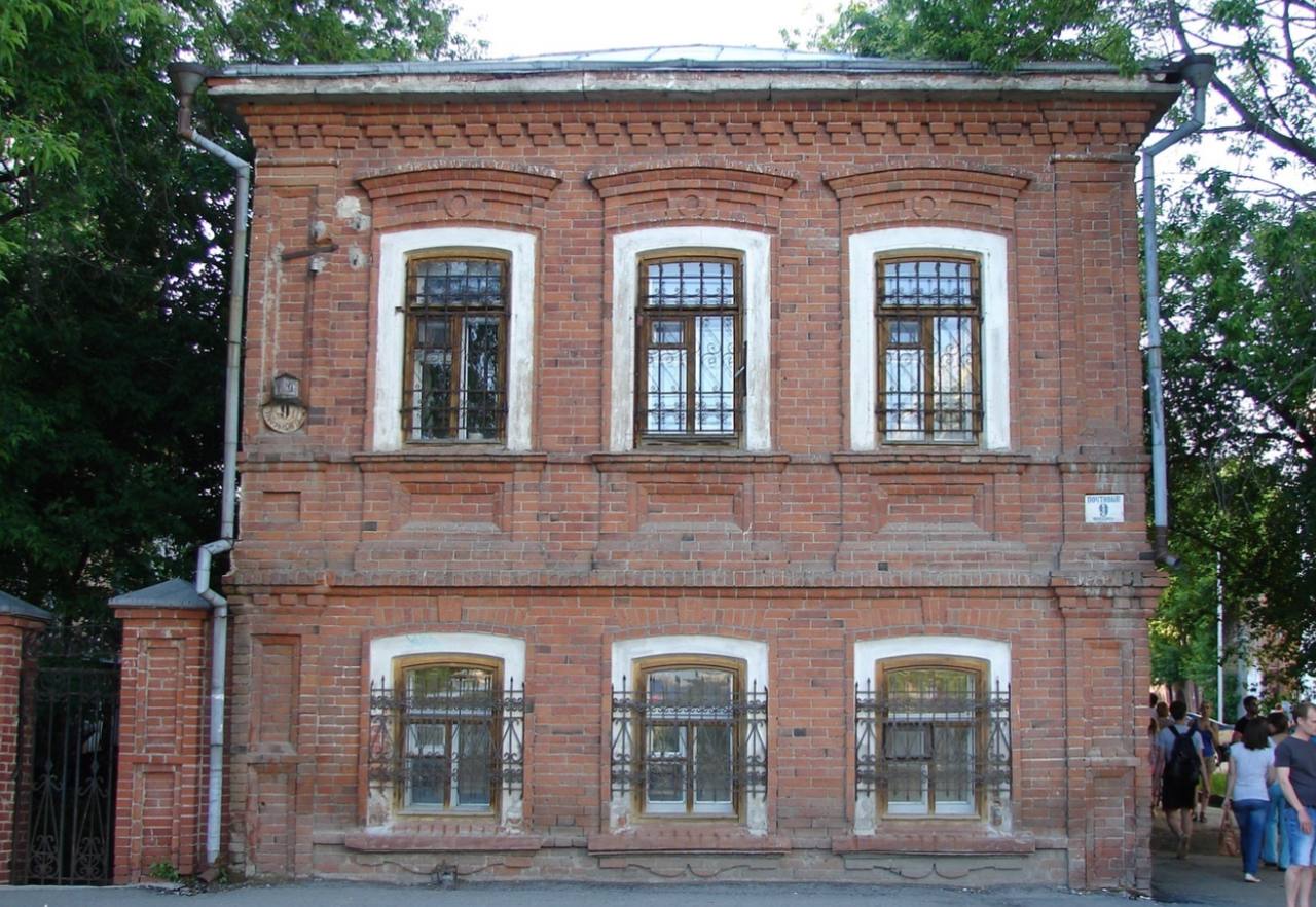 Дом Рожнова в Екатеринбурге не получил исторический статус Управление государственной охраны объектов культурного наследия ОКН Свердловской области отказало в присвоении исторического статуса дому Рожнова, расположенному по адресу переулок Почтовый, 9/ улица Пушкина, 21. Об этом говорится в приказе ведомства. «Отказать во включении объекта в перечень выявленных объектов культурного наследия Свердловской области», — подписал приказ начальник управления Евгений Рябинин. Особняк площадью 162 квадратных метра в феврале был продан на аукционе за 59 миллионов рублей, сообщает «Сигнал Урал». Победителем торгов стала компания «Инокс», принадлежащая РМК. Вместе со зданием владельцу перешёл и земельный участок под общественно-деловую застройку. Новости Екб тут
