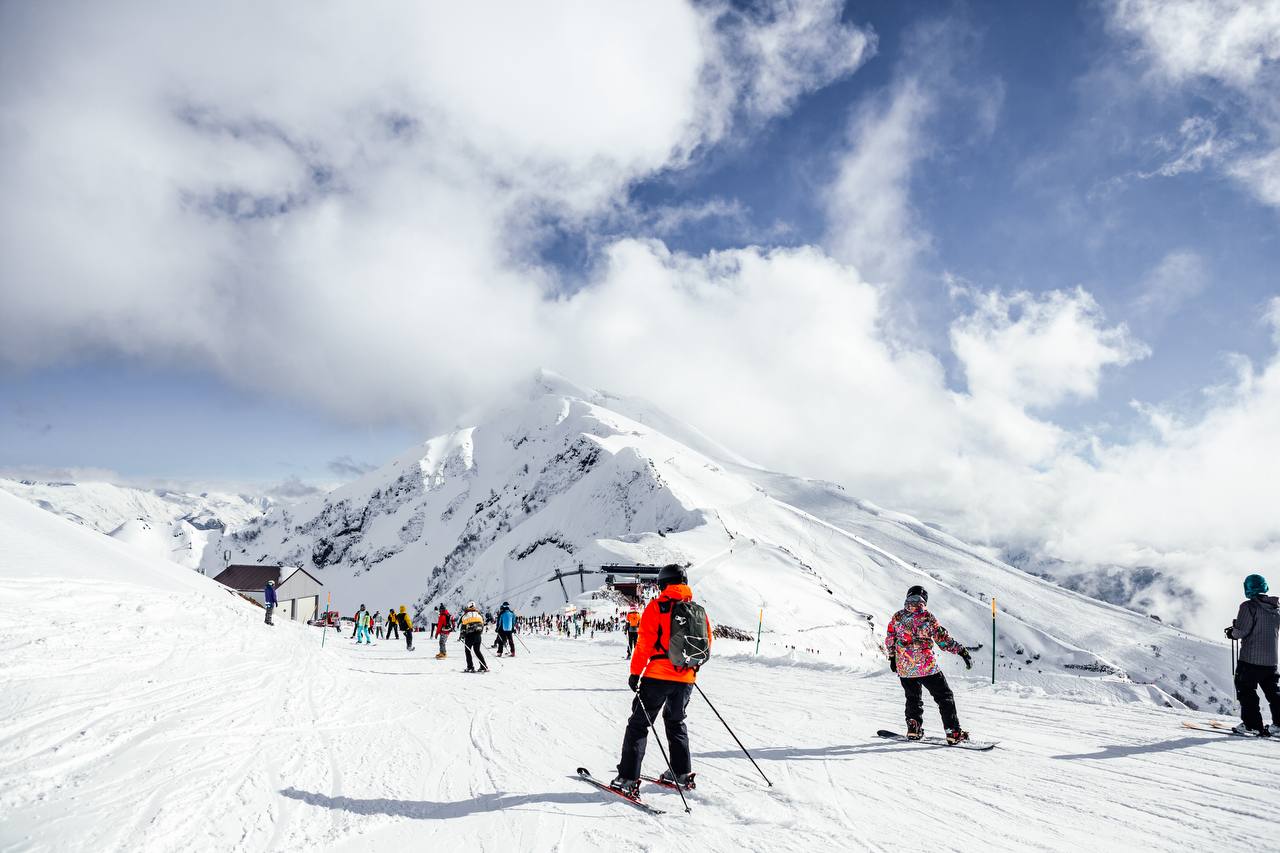 Горнолыжный сезон на Роза Хутор стартует в конце декабря В связи с аномально тёплой погодой и недостаточной высотой естественного снежного покрова открытие сезона ожидается 29 декабря На Роза Хутор уже работает система искусственного оснежения но текущие температурные условия пока не позволяют запустить её в полном объёме для эффективной работы системы оснежения необходимы стабильные температуры не выше 2 5 C Существенную роль играет и значительный перепад высот на курорте 1 569 метров условия для искусственного оснежения сформировались пока не везде Подробнее www kuban kp ru online news 6725289 erid 2W5zFHf817n Реклама rosakhutor com ИНН 7702347870 еrid 2W5zFJzyhR2
