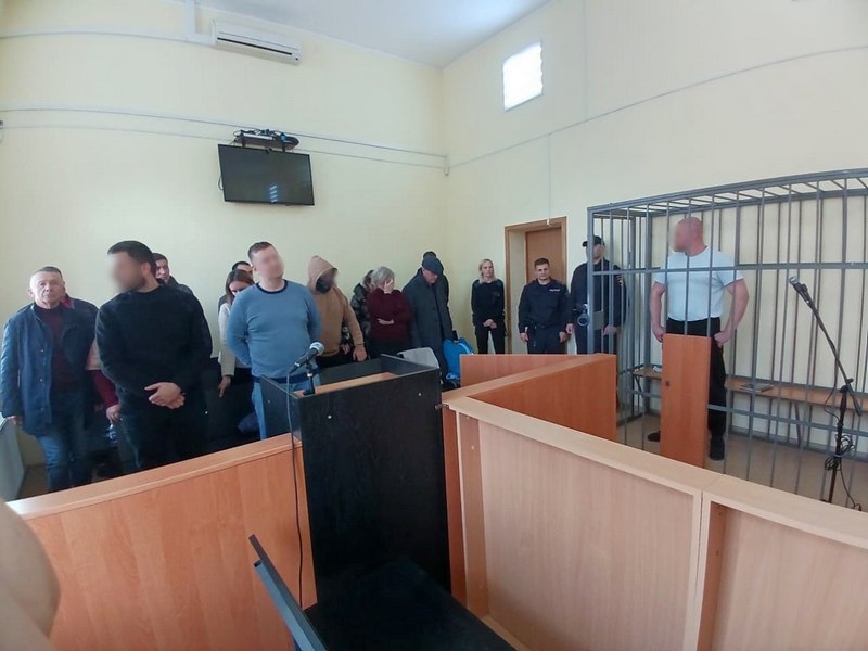 По своему боровшимся с криминалом в Калининграде полицейским дали сроки Бригада полицейских в суде Московский районный суд Калининграда в понедельник 13 октября 2025 года приговорил к разным срокам пятерых сотрудников полиции за преступления связанные с наркотиками Борьбу с преступностью они поняли по своему сфальсифицировали материалы для возбуждения уголовных дело против трёх невиновных Когда они не согласились признаться в преступлениях к ним применили грубую силу Они же как следует из сообщения пресс службы суда где то купили 1 2 тыс свёртков с карфентанилом общей массой 24 грамма и тетрагидроканабинолом массой 255 грамм а потом разъезжали с этими свёртками по Калининградской области причём не с целью продажи С какой целью Пресс служба не сообщает В апреле 2021 года Слободчиков и другой сотрудник того же отдела полиции Егор Цуканов наврали чтобы некого гражданина на двое суток поместили в камеру для административно задержанных Подробнее