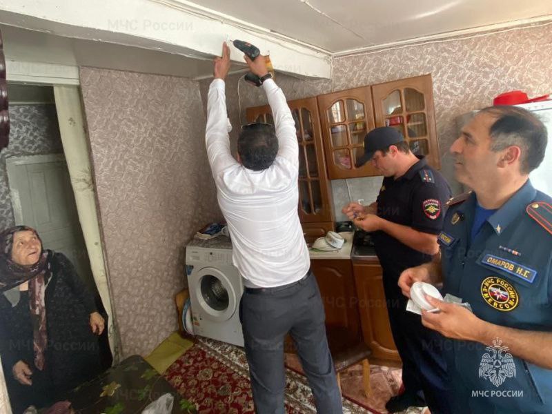 В Гергебильском районе прошла акция по повышению пожарной безопасности, организованная сотрудниками ОНД и ПР №16.   Представители МЧС России посетили малоимущие и многодетные семьи, где безвозмездно раздали автономные пожарные извещатели. Эти устройства помогут оперативно выявить возгорание на начальной стадии.   Большое внимание уделялось просветительской работе. Проведенные инструктажи были направлены на формирование у жителей осознанного подхода к вопросам личной безопасности. Особый акцент делался на правилах аккуратного обращения с газовым и электрическим оборудованием, поскольку именно неосторожное обращение с этими бытовыми приборами является одной из наиболее частых причин возникновения пожаров в жилом секторе.  «Объединение усилий позволяет охватить максимальное количество нуждающихся семей и оказать им реальную помощь, направленную на защиту их жизни и здоровья», - выразил дознаватель ОНД и ПР №16 Рамазан Рамазанов.    Ваша безопасность – ваша ответственность!      MAX     Дзен I RuTube I YouTube I Likee  #МЧСДагестан #МЧС05