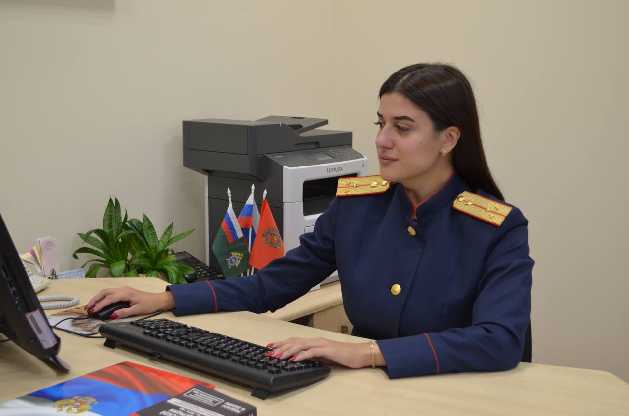 В Красноярске задержана местная жительница обвиняемая в покушении на убийство несовершеннолетней Следственным отделом по Железнодорожному району города Красноярска ГСУ СК России по Красноярскому краю и Республике Хакасия возбуждено уголовное дело в отношении 35 летней местной жительницы Она задержана по обвинению в совершении преступления предусмотренного ч 3 ст 30 ч 1 ст 105 УК РФ покушение на убийство По данным следствия в ночь на 14 февраля 2026 года обвиняемая вместе с 17 летней потерпевшей находились в коридоре общежития по улице Железнодорожников Во время разговора между ними произошел конфликт в ходе которого женщина нанесла ножом удар в шею несовершеннолетней Потерпевшая была своевременно госпитализирована сейчас ее жизни ничего не угрожает Обвиняемая задержана по ходатайству следствия судом ей избрана мера пресечения в виде заключения под стражу По уголовному делу выполняются необходимые следственные действия направленные на установление всех обстоятельств совершенного преступления