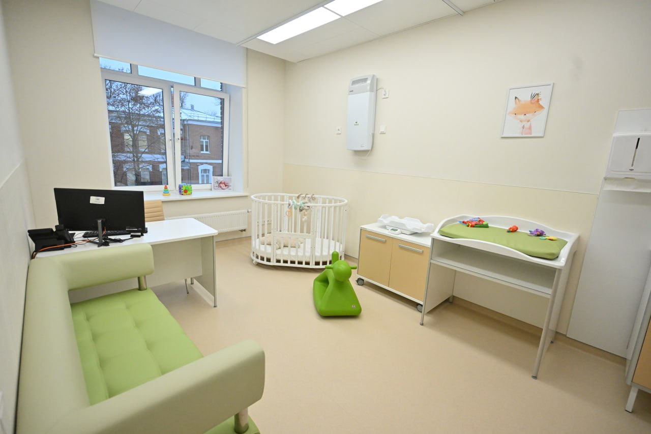 Примерно 22 400 дополнительных выходных оплатили родителям детей с инвалидностью С начала 2025 года Отделение Социального фонда России по Якутии оплатило свыше 22 399 дополнительных выходных дней родителям которые ухаживают за детьми с инвалидностью Каждый родитель может получать до 4 дополнительных оплачиваемых выходных в месяц которые можно копить и использовать в форме одного длительного отпуска до 24 дней в год Для оформления отпуска необходимо подать заявление работодателю и согласовать удобный график Право на дополнительные выходные имеет один из работающих родителей вне зависимости от трудового статуса второго из них Оплата дней происходит исходя из среднего заработка работника Важно отметить что неиспользованные в текущем календарном году дополнительные выходные дни не переносятся на следующий год Также родители могут обратиться в единый контакт центр ОСФР по Якутии для получения консультаций по вопросам предоставления льгот Эта мера поддержки помогает семьям где есть дети с особыми потребностями обеспечивая им возможность более эффективно заботиться о здоровье и развитии ребенка не теряя при этом финансовой стабильности