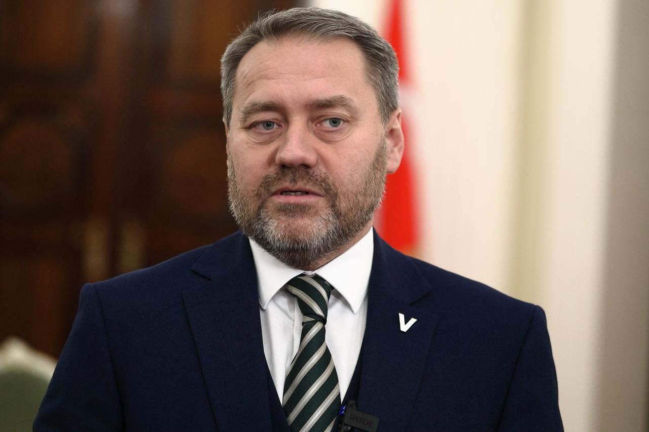 Председатель Заксобрания Александр Бельский поздравил Совет муниципальных образований Петербурга с двадцатилетием В своем обращении спикер отметил роль СМО в жизни муниципального сообщества и отдельно поблагодарил руководителя объединения Всеволода Беликова За два десятилетия Совет стал самым значимым и авторитетным объединением органов местного самоуправления неотъемлемой частью политической жизни Санкт Петербурга Он координирует взаимодействие муниципалитетов решает важные вопросы развития муниципальной системы выступает с инициативами касающимися всех сфер городской жизни говорится в тексте поздравления Подробнее на ЗАКС Ру