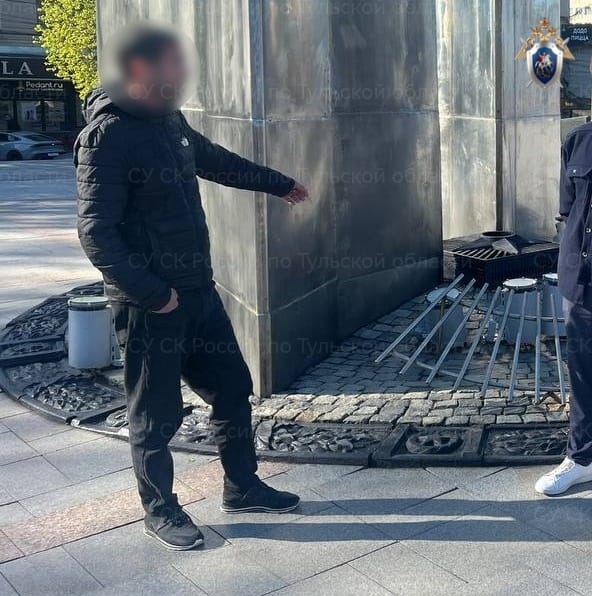 Завершено расследование уголовного дела об осквернении символа воинской славы и памяти защитников Отечества Следователем следственного отдела по Привокзальному району города Тулы СУ СК России по Тульской области завершено расследование уголовного дела в отношении иностранца, обвиняемого в совершении преступления, предусмотренного ч. 3 ст. 354.1 УК РФ реабилитация нацизма . Следствием установлено, что 26 марта 2025 года иностранный гражданин в состоянии алкогольного опьянения, осквернил Вечный огонь, установленный на территории мемориального комплекса «Героическим защитникам города Тулы в годы Великой отечественной войны» на площади Победы, и память защитников Отечества. В кратчайшие сроки мужчина был установлен оперативниками УФСБ России по Тульской области и ЦПЭ УМВД России по Тульской области. В ходе расследования уголовного дела следователями регионального СКР был проведен комплекс следственных действий, достоверно подтвердивших причастность мужчины к преступлению экстремистской направленности. В ближайшее время материалы будут переданы в суд для рассмотрения по существу. СУ СК России по Тульской области