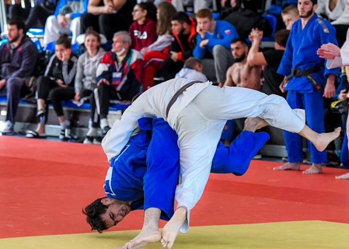 Дзюдоист из Челябинска завоевал золото Кубка Африки Дзюдоисты из Челябинска показали высокий уровень борьбы на открытом Кубке Африки завоевав четыре медали различного ранга Среди них золотая серебряная и две бронзовых Турнир прошел в крупнейшем городе Марокко Касабланке Сразу две награды получили воспитанники челябинской спортивной школы по дзюдо имени Веричева Абсолютным чемпионом в весовой категории свыше 100 килограммов стал Анджей Павлюков Своими боевыми навыками спортсмен обязан наставнику Александру Власову А третье место в категории до 90 килограммов занял Егор Малкин На вторую ступеньку пьедестала почета поднялась воспитанница спортшколы Юность Метар Анастасия Холодилина Подопечная Андрея Вострикова взяла серебро в категории свыше 78 килограммов Еще одну бронзовую награду завоевала представительница спортшколы Локомотив Ева Огнивова Она показала блестящий результат в категории до 70 килограммов Подписаться на vecherchel   Поддержать Читать в Мах