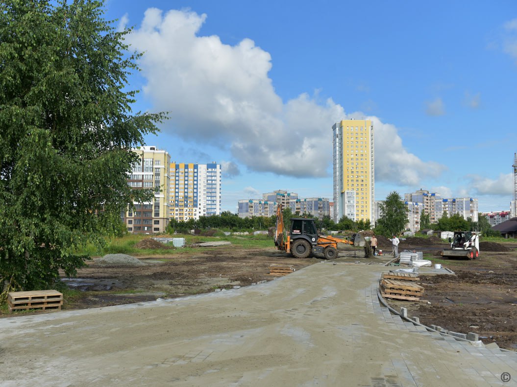За ТЦ "Европа" в Барнауле начали укладывать плитку В этом году работы ведутся на части территории, которая находится ближе к улице Шумакова. Завершить все работы должны к середине ноября. На первый этап преображения территории выделили около 90 млн рублей. "Планируется, что здесь будут сформированы пешеходные дорожки, выложенные из плиточного покрытия, будет начат монтаж освещения и видеонаблюдения, будут установлены спортивные элементы, игровые комплексы, а также малые архитектурные формы – скамейки, качели, урны. Также здесь будет оборудован туалетный модуль. В завершении пройдут работы по озеленению, в ходе них будет высажено 190 деревьев и более 2,5 тысячи кустарников, посеян газон", – рассказал председатель комитета по благоустройству Петр Воронков. Власти города, общественники и депутатский корпус обещают внимательно контролировать процесс благоустройства зеленой зоны, которую ждут минимум 115 тысяч барнаульцев. Сегодня на территории будущего парка прошло выездное совещание. Подробнее на нашем сайте. ТОЛК