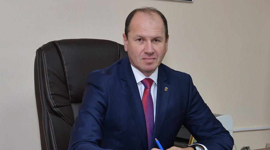 Глава администрации Сакского района Владислав Хаджиев задержан с поличным при получении взятки в 2 млн рублей сообщил глава Крыма Сергей Аксенов Задержали чиновника сотрудники МВД по Крыму