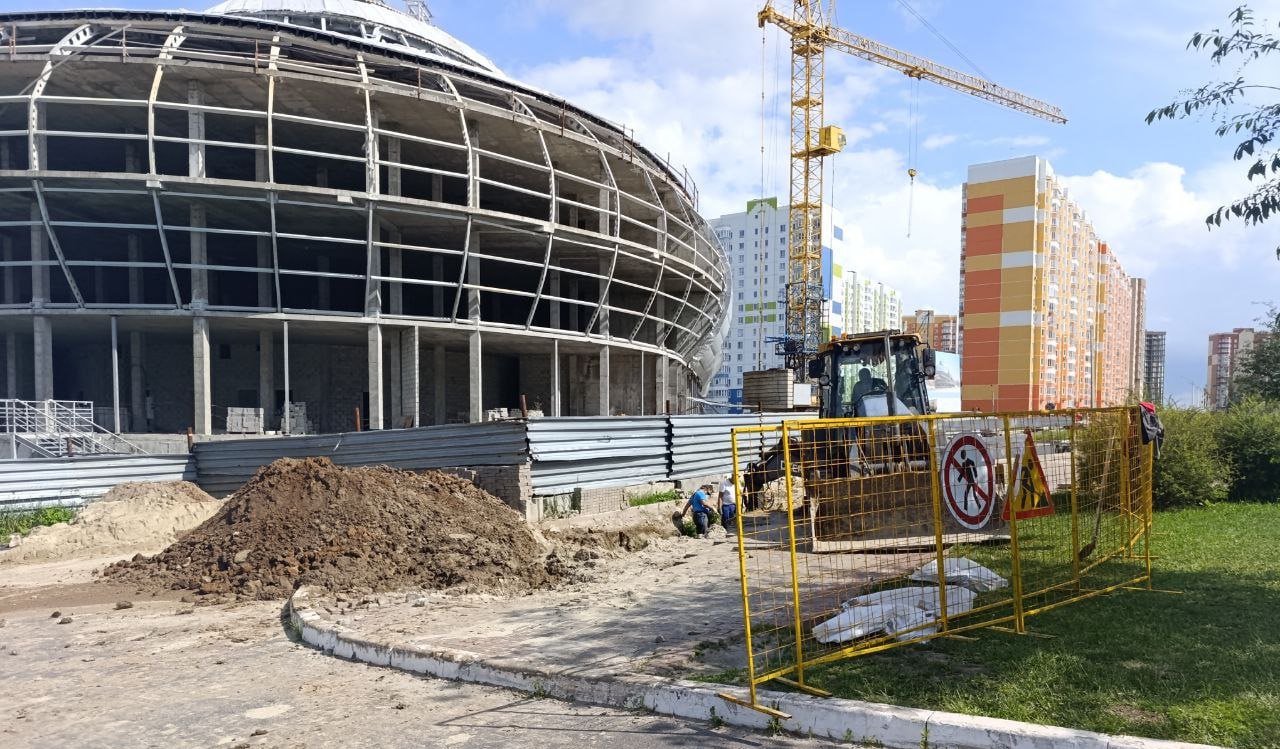 В Курске продолжают строить ливневку в Северном после недобросовестного подрядчика Об этом рассказал первый замглавы администрации города Николай Цыбин. В микрорайонах №1 и №2 уже проложены трубопроводы, установлены смотровые колодцы и очистные сооружения. Сейчас специалисты монтируют перепадный колодец для подключения к существующей системе ливневой канализации. Завершить строительство планируется к 2027 году. Предыдущий подрядчик нарушил сроки — сейчас по этому факту идут судебные разбирательства. Работы продолжаются с новым исполнителем, в рамках утверждённого генплана города. Также завершается проектная стадия для 4-го микрорайона — там планируется строительство дороги по улице Генерала Тупикова с устройством ливнёвки. Возможно, вскоре начнётся проектирование водоотведения и на проспекте Дериглазова. фото мэрии