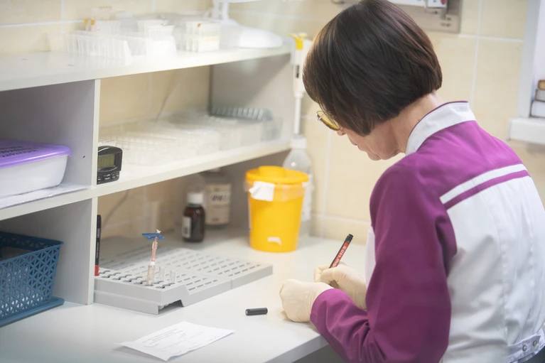 Учёные из Петербурга украли 30 миллионов на фиктивных испытаниях медицинского препарата Суд в Петербурге огласил приговор по делу о крупном мошенничестве в сфере научных исследований Фигуранты признаны виновными в хищении 30 млн рублей выделенных на испытания противоракового препарата Установлено что вместо испытаний на животных они сфальсифицировали заключение о неэффективности препарата В результате мошеннической схемы было похищено 20 млн рублей Кроме того гендиректор компании украл ещё 9 8 млн рублей на связанном исследовании Все трое подсудимых получили условные сроки лишения свободы от 4 до 5 5 лет с длительным испытательным сроком Алексей Булатов Читай нас в MAX Подпишись на Комсомольскую правду СПб