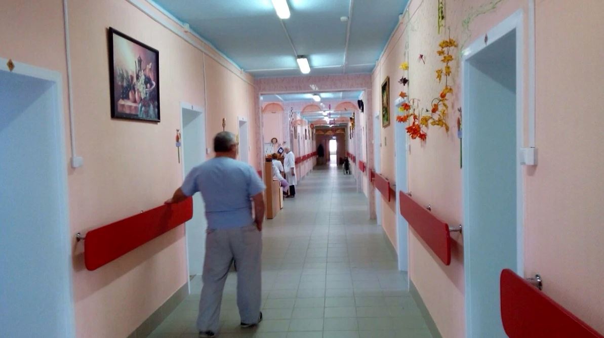 СК и прокуратура начали проверки после массового заражения гриппом в психоневрологическом интернате в Кемеровской области Всего с гриппом А было госпитализировано 46 человек Большинство из них находятся в состоянии средней тяжести двое в тяжёлом Это пациенты интерната в Прокопьевске с психическими расстройствами У заболевших высокая температура слабость и головные боли Проверка проводится по статьям УК РФ о нарушении санитарно эпидемиологических правил и халатности Подписывайтесь на Подъём