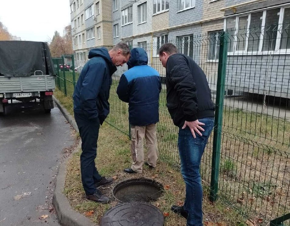 Порыв трубы в подвале дома оставил жильцов без воды   Сегодня жители дома 60 по улице Республиканской остались без холодной воды Оказалось что в подвале произошел порыв трубы Администрация Железнодорожного округа направила на место специалистов Сотрудники Курскводоканала отключили подачу воды чтобы УК смогла провести срочный ремонт Аварию устранили в кратчайшие сроки Водоснабжение в доме полностью восстановлено мэрия Мы в Max