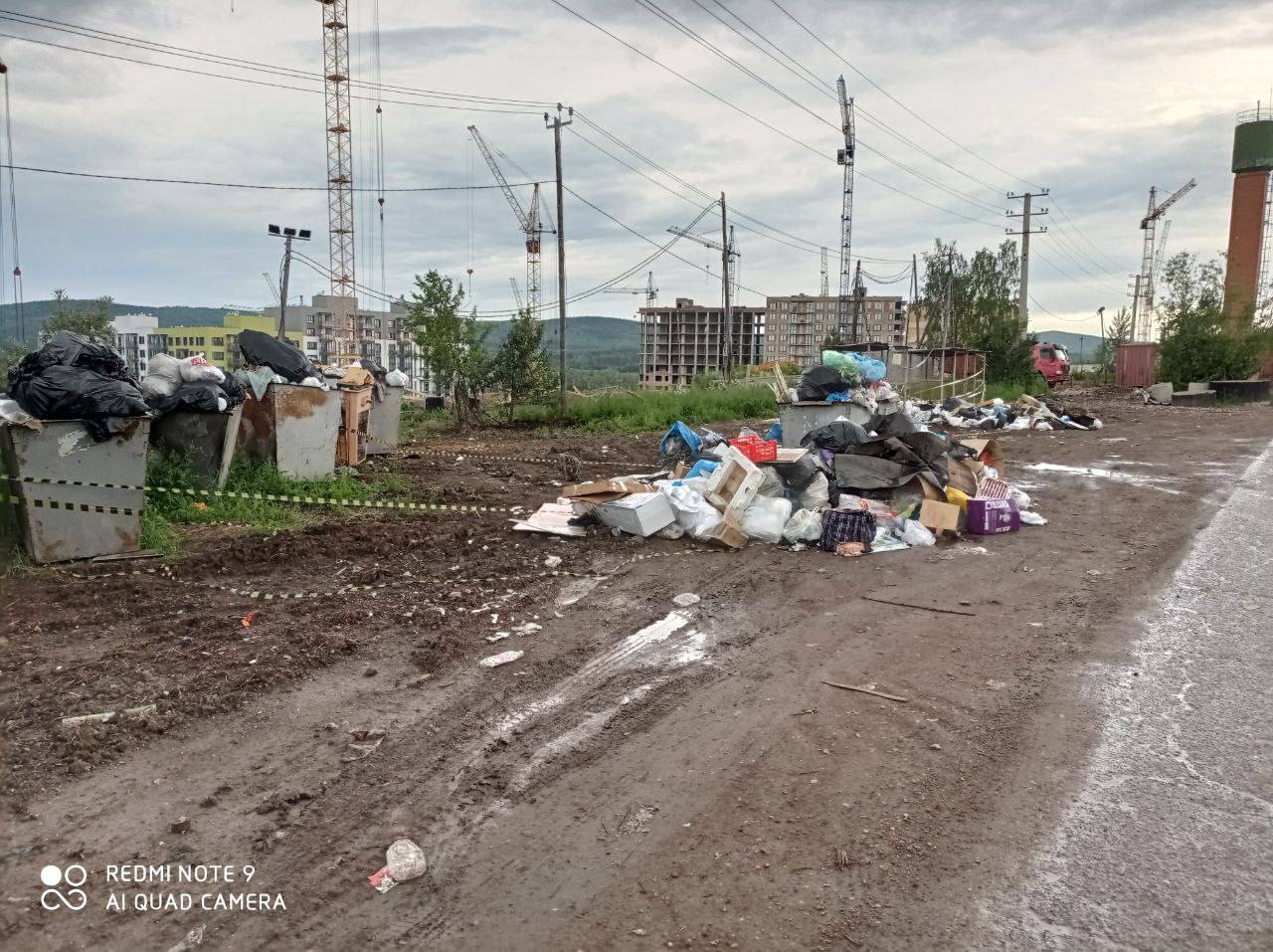 В Красноярске мусорный коллапс: водители мусоровозов не вышли на работу из-за снижения зарплат, а горожане завалили губернаторские чаты фотографиями с мусором. В Красноярске и Зеленогорске водители мусоровозов оператора «РостТех» устроили забастовку 25 июня из-за снижения зарплаты. О забастовке водителей сообщил комментатор в чате губернатора Михаила Котюкова. Люди собрались в автопарке на Качинской. Они утверждают, что им задним числом, с 1 июня, урезали зарплаты: водителям на 15%, инженерам — на 20%. Компания «РостТех» принадлежит предпринимателю Евгению Шепелеву. Она обслуживает право- и левобережную зоны городской застройки. Изначально компания была регоператором только правого берега Красноярска. Зимой 2024 года «РостТех» купил конкурента — «Красноярскую рециклинговую компанию», которая обслуживала левый берег. На место забастовки приехал министр экологии Красноярского края Владимир Часовитин. Фото: ТГ-канал Борус.Люди