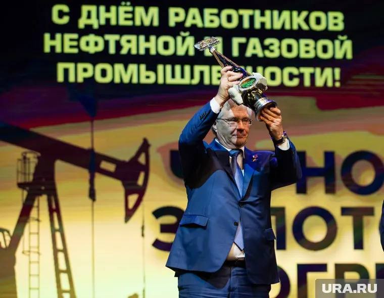 В ХМАО выбрали лучшую нефтяную компанию В Ханты Мансийске объявили победителей престижного нефтегазового конкурса Черное золото Югры Третий год подряд нефтяной компанией года в ХМАО стал Сургутнефтегаз Губернатор ХМАО Руслан Кухарук вручил кубок победителя гендиректору компании Владимиру Богданову сообщил корреспондент URA RU с места событий Это большая честь для нас Поздравляю всех нефтяников и газовиков с наступающим профессиональным праздником Сегодня как и в годы первых нефтяных фонтанов в Югре в основе любых достижений человеческие и профессиональные качества Упорство и трудолюбие людей Сплоченность коллективов сказал Богданов со сцены Ura ru