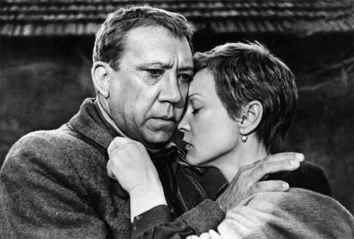 Сеть кинотеатров «Петербург-кино» представит программу художественных фильмов «Марафон Победы» До 12 мая 2025 года в кинотеатрах «Восход», «Дружба», «Заневский», «Фильмофонд», «Уран» и в киноцентре «Родина» пройдут бесплатные показы картин, посвящённых Великой Отечественной войне: «Парень из нашего города», «Жди меня», «Дни и ночи», «Небесный тихоход» и многие другие. Информацию о наличии мест следует уточнять по телефонам кинотеатров, указанным на сайте.