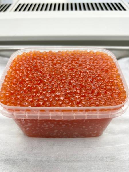 Опасную партию икры с микробами обнаружили на Камчатке Испытательная лаборатория Камчатского филиала ФГБУ НЦБРСП выявила опасную партию соленой икры кеты Исследования показали превышение количества микроорганизмов и дрожжей что может представлять риск для здоровья потребителей По результатам исследований в образце выявлено превышение количества мезофильных аэробных и факультативно анаэробных микроорганизмов КМАФАнМ и превышение по показателю дрожжей сообщили в лаборатории Это уже девятый случай с начала года когда в камчатской лаборатории обнаруживают превышение подобных микробов в пищевой продукции Ранее нарушения находили в икре минтая молоке сливках хлебобулочных изделиях и соусах Специалисты пояснили что такие показатели говорят о серьезных нарушениях Наличие КМАФАнМ в икре может свидетельствовать о недостаточном соблюдении санитарно гигиенических условий при производстве или хранении продукции что повышает риск ускоренного порчи и снижает срок годности икры предупредили эксперты