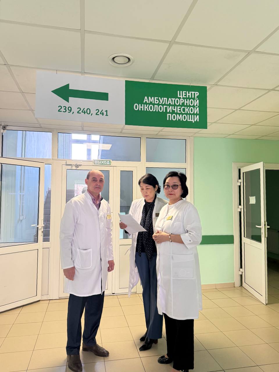 В Бурятии работает новый Центр амбулаторной онкологической помощи Сегодня Зампред Правительства Бурятии — министр здравоохранения Евгения Лудупова сделала обход по Центру амбулаторно-онкологической помощи Республиканской больницы им Н.А. Семашко, который открылся 1 апреля этого года. Совместно с коллегами обсудили первые успехи Центра и наметили планы по дальнейшей работе. Центр амбулаторной онкологической помощи — это возможность быстрой диагностики и обследования пациентов. Норматив проведения диагностических и инструментальных обследований составляет до 7 дней. Далее пациенты маршрутизируются в онкодиспансер, где с ними работают врачи-онкологи. Сейчас идет обслуживание пациентов Городских поликлиник № 5 и №6, а с 1 мая — Городской поликлиники №1. В планах к концу года организовать помощь для всего города. На сегодня ЦАОП также действует в Городской больнице №4. «Благодарю команду врачей РКБ им. Н.А. Семашко за подготовку к открытию такого важного структурного подразделения для всей республики! Уже сейчас коллеги поделились хорошими результатами по раннему выявлению рака на первой стадии», — отметила Евгения Юрьевна. Напомним, в рамках федерального проекта «Борьба с онкологическими заболеваниями» нацпроекта «Продолжительная и активная жизнь» продолжится работа по раннему выявлению злокачественных новообразований и увеличению продолжительности жизни пациентов с онкологическим диагнозом.