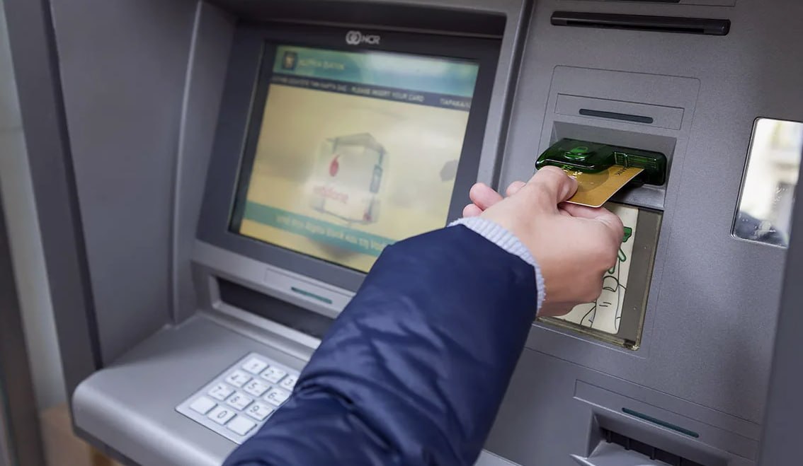 Битва за наличные как борьба с дропперами подняла цены на черном рынке   Стоимость дропперских карт на черном рынке выросла в 5 10 раз и достигает 200 500 тыс рублей   Комиссия дроповодов увеличилась с 20 до 35 40 от суммы вывода   Банки ежемесячно блокируют 330 тыс подозрительных операций а активность по заблокированным реквизитам падает в 40 раз Ужесточение контроля банков и введение уголовной ответственности до 6 лет лишения свободы создали дефицит качественных карт с чистой историей Мошеннический бизнес столкнулся с классическим законом рынка при сокращении предложения и росте рисков цена незаконных услуг резко возрастает К концу 2026 года рынок дропперских услуг сократится еще на 30 40 а основными каналами для отмывания останутся криптовалюты и зарубежные платежные системы bankirfinance