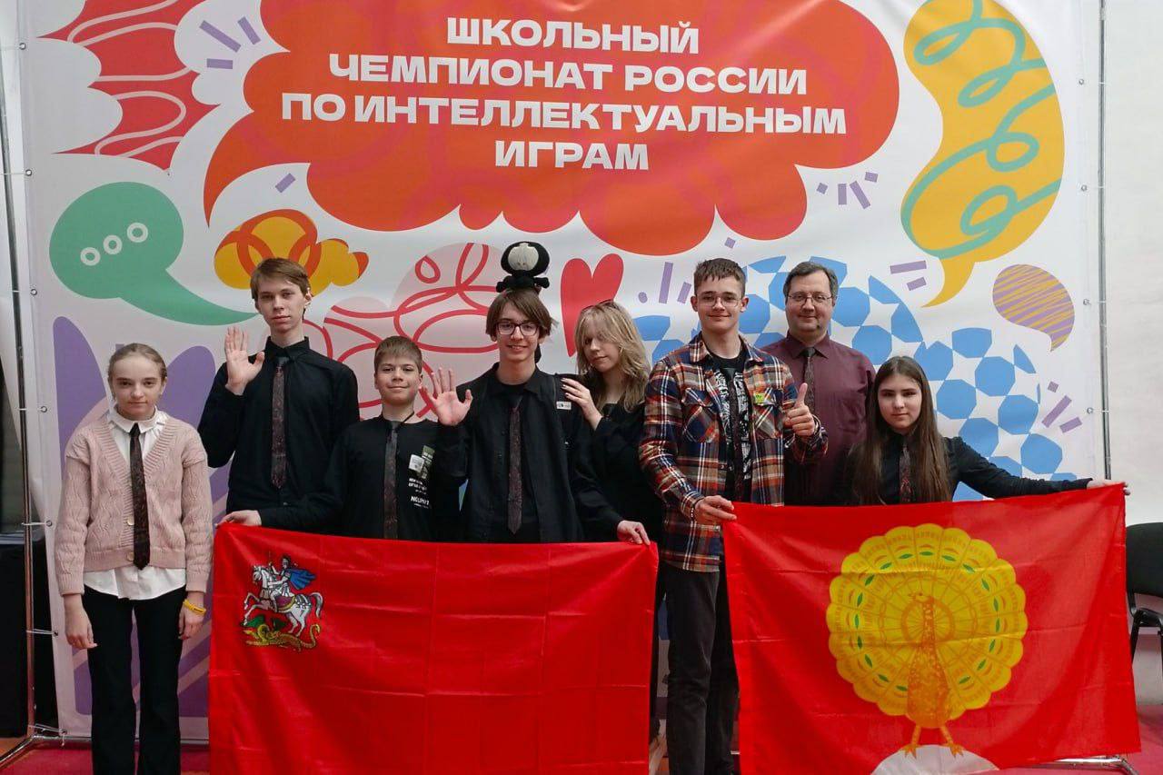 Серпуховские знатоки вошли в топ-10 команд России Команда «Переборщевик» из Серпухова совершила интеллектуальный прорыв на Школьном Чемпионате России в Москве, обойдя 1300 команд в отборе. Эрудиты из 8–9 классов не просто вошли в десятку сильнейших, но и взяли топ-4 в скоростной игре, а капитан Дмитрий Якушин стал третьим среди 162 участников. Лучшие в ЦФО и рекордсмены города за 14 лет - их победа стала итогом упорных тренировок под руководством Сергея Бондаренко. Поздравляем!