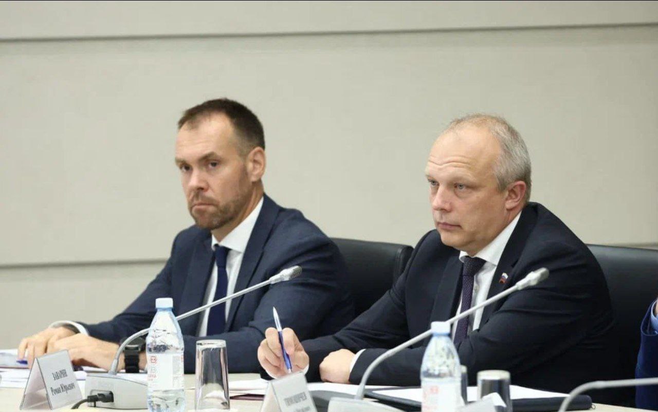 На оперативном совещании в Правительстве доложил губернатору о ремонте пешеходного моста на улице Текстильщиков. Подрядчик определён. «Мостоотряд № 61» приступит к работам сразу после подписания контракта – 18 августа. Полностью работы завершим в конце 2026 года. Сейчас для безопасности путепровод закрыт для движения пешеходов. Добавили дополнительный автобус на маршрут № 17, который соединяет 6-й микрорайон и Лосту. На совещании также обсудили устранение дефектов на обновлённых в прошлом году пространствах, в частности на детских площадках. В ходе выезда дал поручение восстановить резиновое покрытие на площади Федулова, которое пришло в негодность. Остальные пространства также посмотрим. Вопрос на моем контроле.