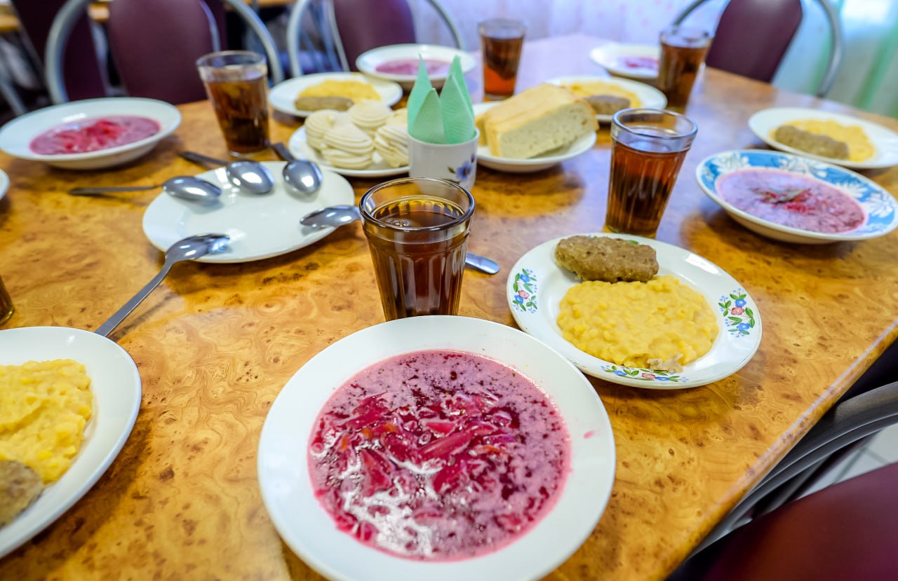 Почти половина соцучреждений Южного Урала получала некачественную продукцию Уральское межрегиональное управление Россельхознадзора подвело итоги работы за 2025 год по контролю качества животноводческой продукции поставляемой в социальные учреждения Челябинской области С помощью анализа данных и искусственного интеллекта ведомство проверило поставки в 1 2 тысячи детских садов школ больниц и приютов В ходе проверок установлено что почти 50 южноуральских социальных учреждений получали продукцию не соответствующую требованиям технических регламентов О результатах этой работы в январе 2026 года будут проинформированы главы муниципалитетов Например при контроле поставщиков для учреждений Миасского городского округа выявлены семь недобросовестных компаний Среди нарушений 34 случая поставок молочной продукции с потерей прослеживаемости масло сыр сгущёнка один факт поставки фальсифицированного сливочного масла и два случая поставки рыбы без обязательной информации о безопасности в документах В рамках своих полномочий Россельхознадзор приостановил регистрацию уполномоченных лиц нарушителей в системе Меркурий выдал предостережения и направил уведомления Информация о выявленных нарушениях была включена в доклад на заседание областной комиссии по борьбе с незаконным оборотом промышленной продукции eugenejut