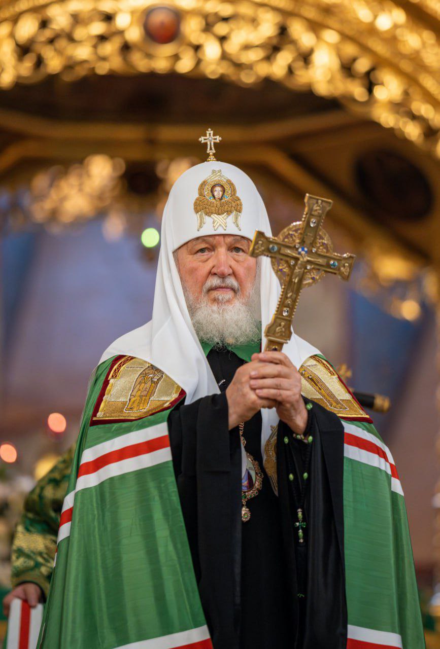 Святейший Патриарх Московский и всея Руси Кирилл выразил соболезнования в связи с трагедией в Копейске близким погибших и губернатору Алексею Текслеру Со скорбью воспринял известие о трагедии случившейся на промышленном предприятии г Копейска в результате которой погибли и пострадали многие люди Выражаю искренние соболезнования всем кого коснулось это горе Уверен что органы региональной власти примут все необходимые меры для расследования обстоятельств происшедшего и окажут помощь семьям погибших и пострадавшим Со своей стороны священнослужители Челябинской епархии Русской Православной Церкви готовы поддержать тех кто нуждается в пастырской заботе и утешении Молюсь Господу нашему Иисусу Христу об упокоении душ почивших об исцелении раненых и о даровании крепости душевных и телесных сил родным и близким переживающим тяжелую боль утраты Фото пресс службы Патриарха Московского и всея Руси