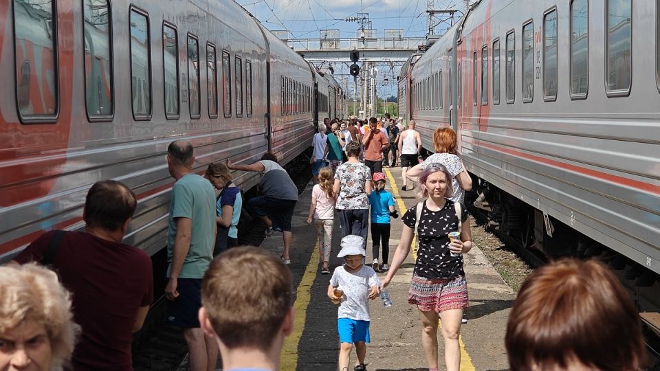 Россиянам рассказали, сколько будет стоить отпуск в сентябре 2025 года ⁠ За отдых в городах России семье из трех человек придется заплатить как минимум 14 700 рублей за семь ночей. Об этом агентству «Прайм» заявили представители Национального туроператора «Алеан».  «В сентябре-октябре цены на проживание на Черном море  в зависимости от выбранного курорта и объекта размещения  на 10-30% ниже, чем в высокий сезон. Можно будет отдохнуть в комфортных условиях по привлекательным ценам», - отмечают там.  Цена отпуска родителей с ребенком в Сочи стартует от 22 750 рублей на семь ночей в гостевом доме. В Анапе цена за номер начинается от 14 700, а в Крыму от 17 500 рублей.  В этом году россияне также активно выбирают для осеннего отпуска Калининградскую, Костромскую, Ярославскую и Калужскую области,...  Подробнее>>>