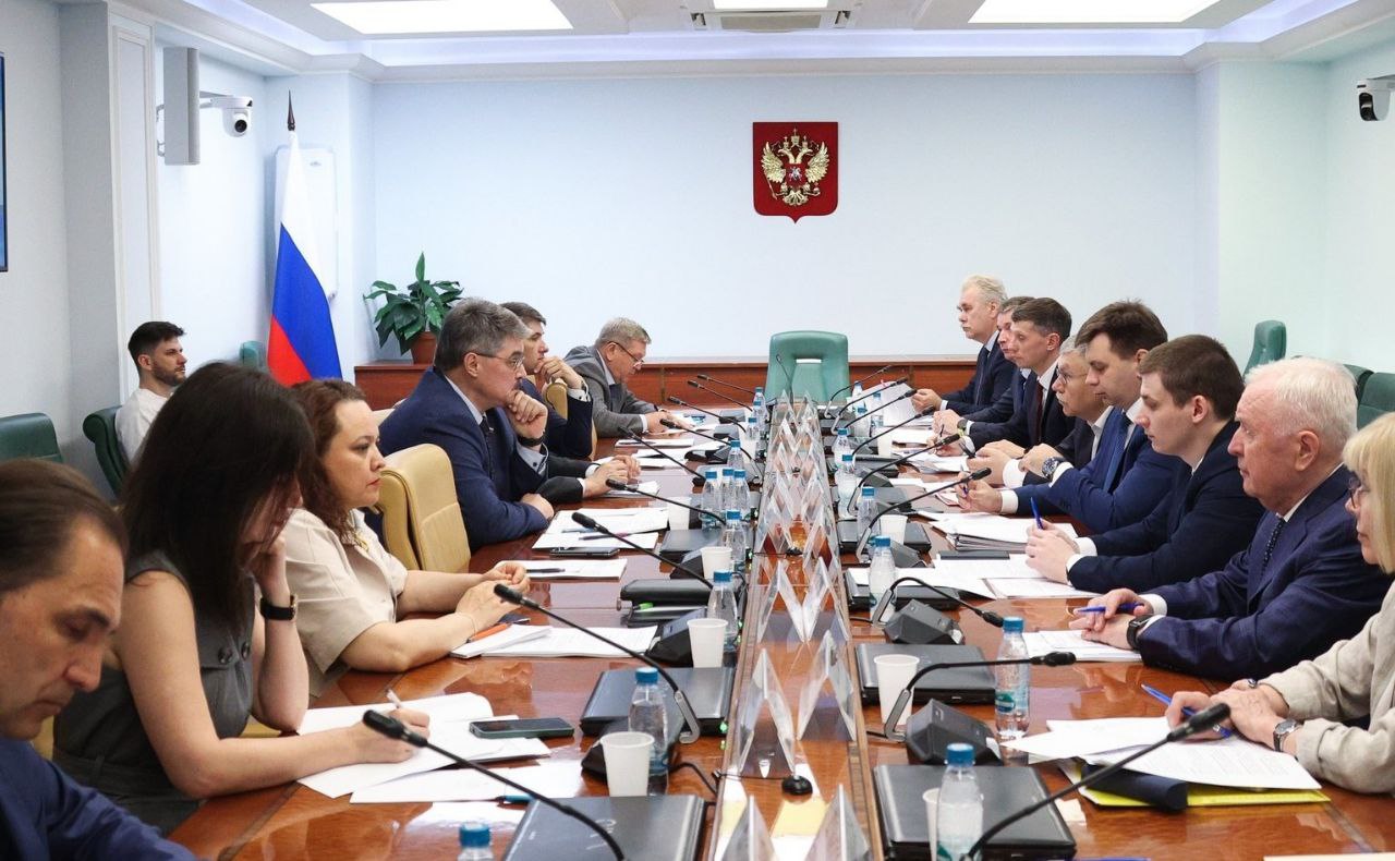 МЧС России развивает аварийно-спасательную инфраструктуру в Арктической зоне На совещании Комитета Совета Федерации по федеральному устройству, региональный политике, местному самоуправлению и делам Севера на тему "Использование потенциала Северного морского пути в современных условиях" доложил заместитель главы МЧС России Роман Курынин о развитии аварийно-спасательной инфраструктуры МЧС России в Арктической зоне Российской Федерации. «МЧС России спланировано создание новых арктических комплексных аварийно-спасательных центров в населенных пунктах Тикси, Диксон и Сабетта, а также семи арктических авиационно-спасательных звеньев в Архангельске, Мурманске, Сабетте, Диксоне, Тикси, Певеке и Анадыре», - подчеркнул заместитель Министра. В целях создания авиационных звеньев на базе вертолётов Ми-38ПС, радиус которых составляет 750 км, МЧС России ожидает поставки 9 вертолётов в арктическом исполнении.