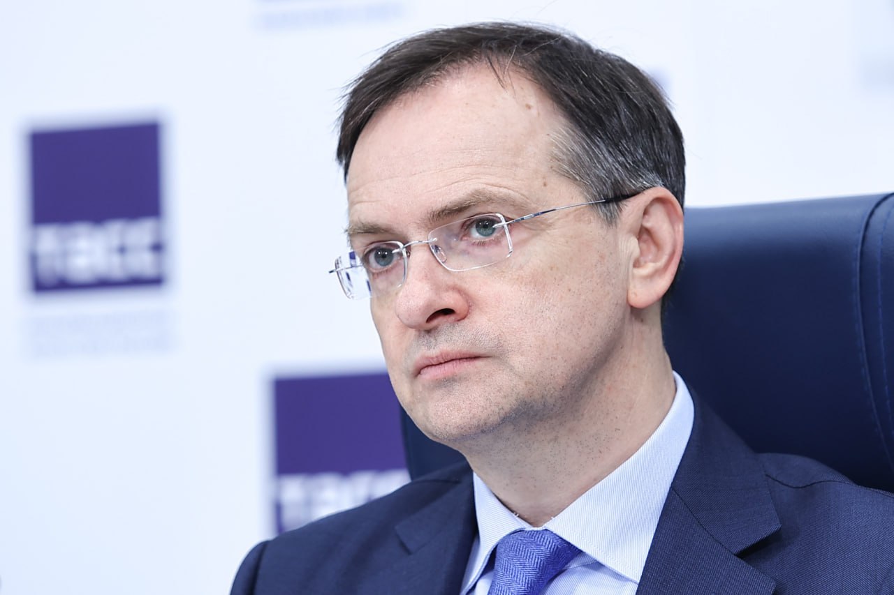 На Украине действует жесточайшая цензура, которая приводит к риску расправ над школьниками, изучающими российский исторический контент, заявил Владимир Мединский в интервью ТАСС.  Другие заявления помощника президента:  — Недооценка роли российского прошлого в странах СНГ является политтехнологией, историческая реальность при этом говорит о положительной роли России:  — Россия предлагает странам СНГ быть честными перед собой и своей историей;  — РФ не оказывает давление на страны СНГ, а диалог между государствами строится исключительно на взаимоуважении;  — Историческая судьба России и Украины едина, эти страны составляют один народ;  — Российское военно-историческое общество не создает отдельного контента для украинских детей.    Будь с нами — Первый казачий