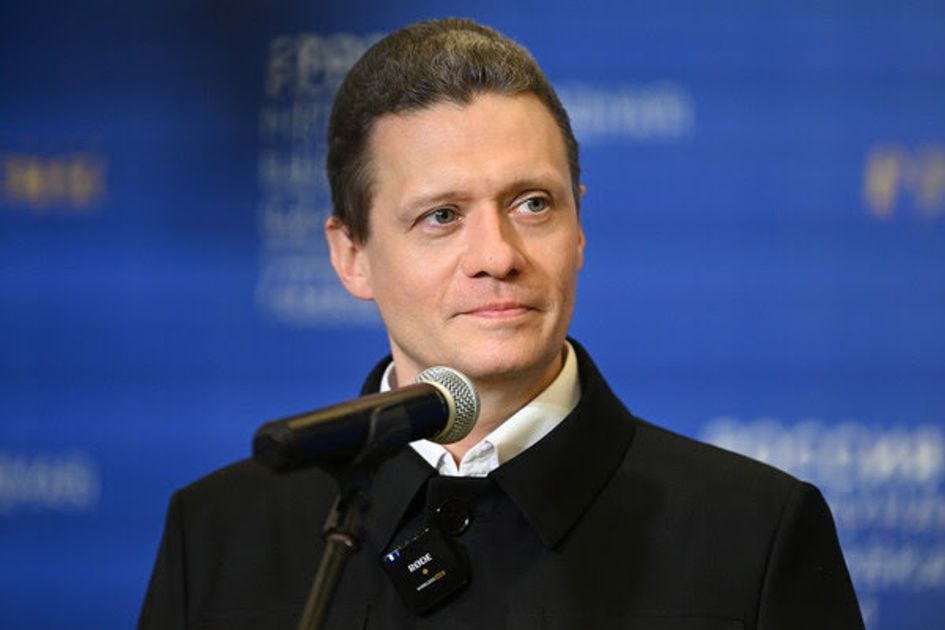 Свежие новости из нашей любимой Вологодской области ставшей странным полигоном для экспериментов над живыми людьми В прошлый раз оказалось что драконовский почти сухой закон не привел к снижению употребления алкоголя жителями области более того в таких сложных условиях область даже показала некоторый рост А теперь пришла очередь демографии как известно губернатор Филимонов фактически запретил аборты на территории региона устроив на Вологодчине нашу местную Польшу не по закону но путем активного давления на клиники 25 февраля губернатор региона по итогам встречи с врачами частных и государственных клиник а также представителями РПЦ написал что только за 2024 год регион потерял 1505 потенциальных беременностей по желанию женщины Берем на контроль каждый случай аборта отметил тогда Филимонов Спустя 1 5 месяца 14 апреля Генпрокуратура в ответе на депутатский запрос сообщила что проверка выявила 7 нарушений закона в том числе 6 случаев незаконного отказа в предоставлении медицинской услуги и один раз необоснованное направление в другое медучреждение По данным фактам прокуроры внесли 7 представлений об устранении нарушений закона Было возбуждено два дела об административном наказании Однако битва за урожай в смысле за рождаемость уже началась и ее было не остановить Уже в июле Филимонов отрапортовал о достижении за месяц в области не было сделано ни одного аборта Согласно опубликованному губернатором графику в марте 2025 года в регионе было сделано 20 абортов против 222 в марте 2024 года в апреле 2025 года 12 против 198 в мае 9 против 138 в июне 7 против 136 в июле 0 против 112 в июле 2024 года О том что вологжанки поехали за этой процедурой в соседние регионы Филимонов предпочел умолчать но сам как выяснилось тоже решил обратиться к соседним регионам падение статистики абортов слишком уж парадоксальным образом не вело к росту рождаемости что могло вызвать у федерального центра некоторые вопросы Оказалось что власти Вологодской области искали беременных женщин за пределами региона готовых за деньги зарегистрировать своего рожденного до конца 2025 года ребенка в органах ЗАГС Вологодской области пишет Микросоциум В частности за первого и второго ребенка матерям выплачивалось по 100 тыс а за третьего и последующего по 300 тыс В общей сложности по данной схеме планировалось зафиксировать 300 фактов деторождения фактически импортировав в Вологодскую область для корректировки реальных показателей дополнительные записи в актах гражданского состояния По состоянию на первую декаду декабря таких дополнительных записей было осуществлено 73 еще 46 находились в работе Цель данной операции зафиксировать прирост количества рождений фактически исказив реальную статистическую картину Все это очковтирательство выглядело бы забавно если бы при этом бредовые эксперименты не ставились над населением целой области уважаемые читатели