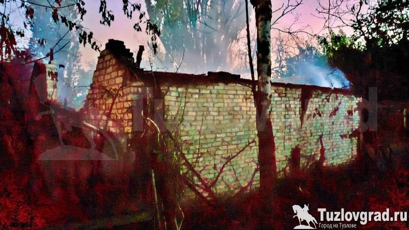 Сотрудники МЧС напоминают жителям Новочеркасска о правилах пожарной безопасности на дачных участках. Дачный сезон уже в полном разгаре. Многие горожане регулярно проводят время на своих садовых участках. Сотрудники МЧС напоминают жителям Новочеркасска о правилах пожарной безопасности на дачных участках: Необходимо изолировать электропроводку в доме и заменить поврежденные розетки. Необходимо убрать с участка горючие строительные материалы и стекло осколки под солнцем могут работать, как лупа . Дом должен быть оборудован устройствами защитного отключения электроэнергии. На участке и вокруг него нужно окосить траву. Нельзя разводить костры вблизи строений. Запрещается разжигать мангал под кронами деревьев и на земле покрытой сухой травой. Вокруг участка нужно сделать опашку земли. Всегда нужно иметь под рукой средства тушения пожара.