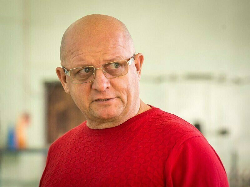 В Благовещенске суд выносит приговор известному бизнесмену Прокуратура просит лишить его свободы В Благовещенском городском суде после 16 часов в пятницу 26 сентября началось последнее заседание по уголовному делу известного в регионе бизнесмена руководителя крупных медицинских центров и депутата Благовещенской городской думы Евгения Пушкарева Судья должна вынести решение и огласить ему приговор Бизнесмен обвиняется в даче взятки в 50 тысяч рублей чиновнице амурского министерства здравоохранения Прокуратура запросила для Евгения Пушкарева 2 года колонии и штраф в полмиллиона рублей в то время как адвокаты попросили прекратить уголовное преследование Подробнее здесь Подписывайтесь на Amur life