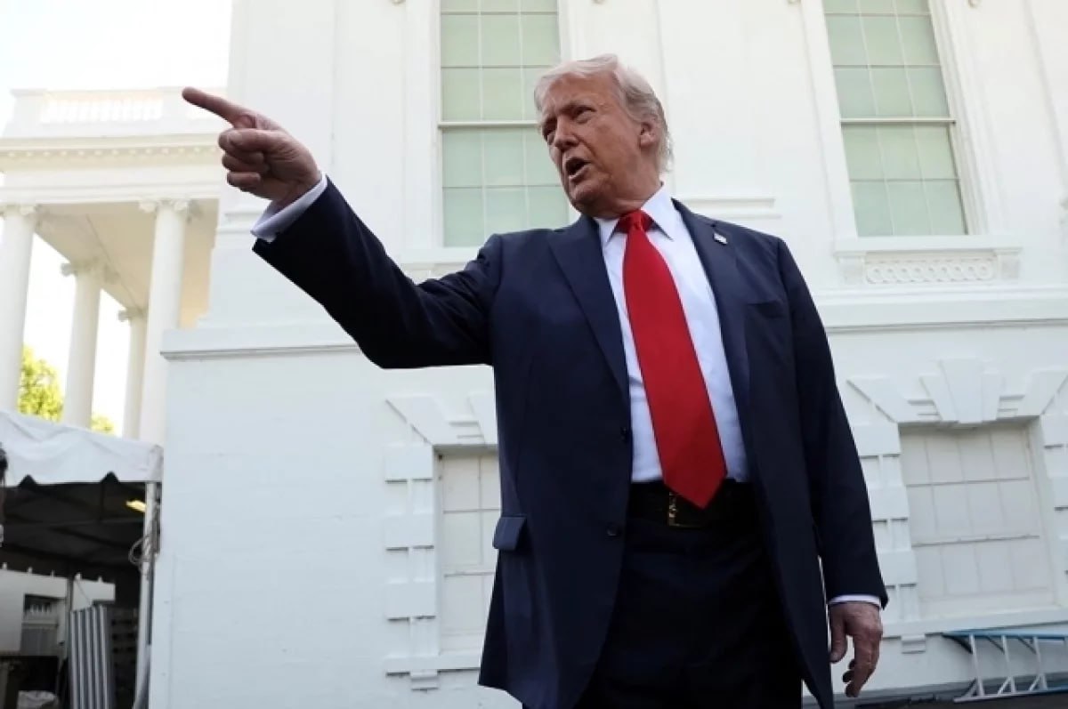 Трамп заявил, что перестал спать из-за попыток достичь мира на Украине об этом американский лидер сказал во время выступления перед крупными спонсорами во Флориде. Он поделился своим усиливающимся чувством досады из-за трудностей в урегулировании российско-украинского кризиса, которое буквально не даёт ему спать по ночам, передает The Wall Street Journal. Отвечая на вопрос одного из спонсоров о наиболее острых проблемах в международной политике, глава США заявил об особых сложностях в общении с российским лидером Владимиром Путиным, который, по его словам, стремится получить «абсолютно все». Фото: Reuters