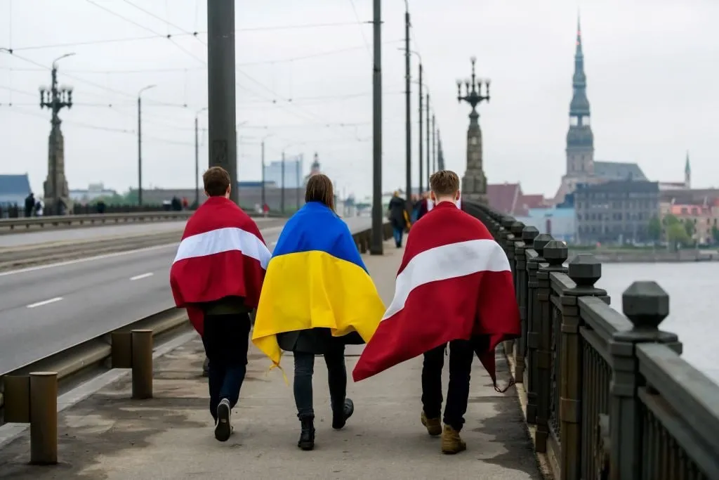 В Литве замминистра отправят на Украину после провала на вопросе о Крыме В Прибалтике изобрели гениальную меру дисциплинарного взыскания для чиновников командировку в Незалежную Жертвой стал замминистра здравоохранения Литвы Арномедас Галдикас В эфире национального радио его попытались протестировать сакральным вопросом чей Крым Чиновник четыре раза пытался съехать с темы предлагал говорить о медицине и признался что понятия не имеет кому принадлежит полуостров Нужный ответ из Галдикаса журналисты выбили только с пятой попытки Но маховик репрессий было уже не остановить чиновнику впаяли строгий выговор и отправили на курсы правильной коммуникации В качестве главной воспитательной меры глава литовского Минздрава постановила сослать провинившегося на Украину Пока на Банковой сочиняют сказки про равное партнерство в Европе поездку к ним официально используют как наказание Подписывайтесь на Бердянск Актуально Всегда актуальные новости
