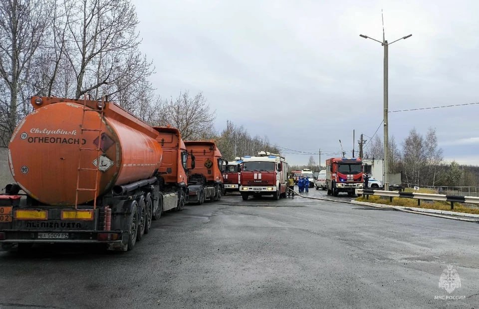 В Челябинске утром 29 октября загорелся бензовоз Машина вспыхнула на автозаправочной станции на улице Карусельной Пожар оперативно был ликвидирован на площади 30 квадратных метров его распространение не допущено сообщили в ГУ МЧС по Челябинской области Во время пожара пострадал сотрудник АЗС С места происшествия его увезли в больницу   Подписаться на chelkp