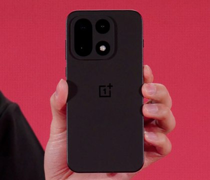 Флагман OnePlus 15 получит очень тонкие рамки экран на 165 Гц и плавную ColorOS 16 Компания OnePlus потихоньку раскрывает подробности о своем следующем флагманском смартфоне Он выйдет под названием OnePlus 15 Устройство помимо нового чипсета Snapdragon 8 Elite Gen 5 получит экран с очень узкими рамками Компания похвасталась в социальных сетях что толщина рамок не превысит 1 15 мм Этот экран не имеет границ Вы погрузитесь в OnePlus 15 с первого взгляда