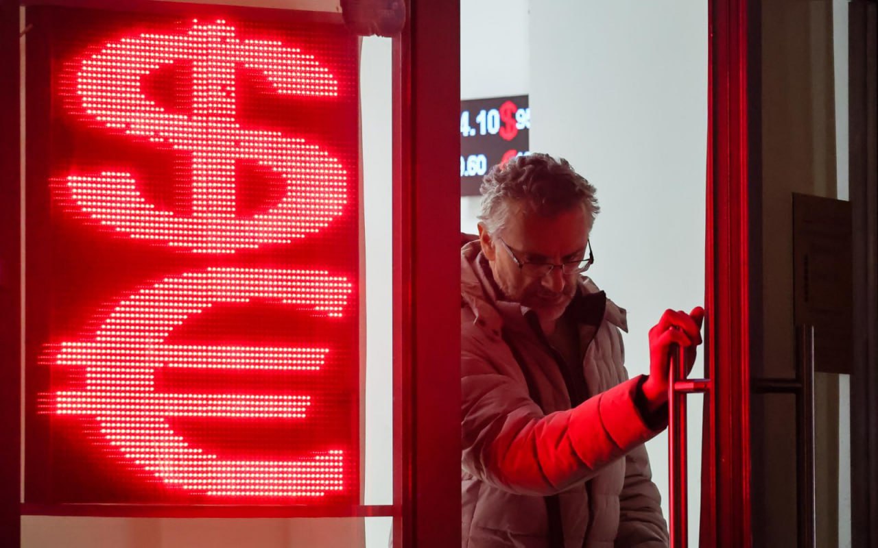 В Ренессанс Капитале ждут рост доллара вплоть до 100 в 2026 году Главный экономист Ренессанс Капитала Андрей Мелащенко отметил что ослабление рубля задерживается но в дальнейшем поддержка российской валюты со стороны жесткой денежно кредитной политики и операций Банка России на рынке ослабнет Базовый прогноз Ренессанс Капитала предусматривает ослабление курса рубля к доллару до 85 на конец 2025 года и вплоть до 100 на конец 2026 года В результате в следующем году средний курс пары доллар рубль составит 93 5 Таким образом если прогнозы сбудутся до конца 2025 года рубль с текущих уровней может снизиться к американской валюте примерно на 7 а к концу 2026 года в общей сложности более чем на 25 Рисками для прогнозов эксперт Ренессанс Капитала назвал эффект санкций на предложение валюты со стороны экспортеров и новые внешние ограничения Что ждут от рубля другие аналитики В Ренессанс Капитале спрогнозировали рост доллара до 100 в 2026 году Подписаться на Сам ты инвестор