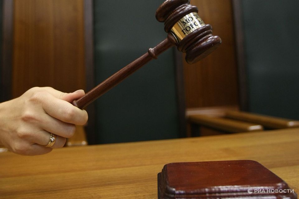 Житель Мелитополя получил 14 лет колонии за финансовую поддержку ВСУ ⁠ СИМФЕРОПОЛЬ, 9 июл - РИА Новости. Запорожский областной суд приговорил 65-летнего жителя Мелитополя к 14 годам колонии строгого режима за финансовую поддержку ВСУ, сообщила прокуратура Крыма.  Установлено, что с октября 2023 года по июль 2024 года фигурант перевел через мобильное приложение порядка 5 тысяч рублей со своего счета на счет иностранного банка, который используется спецслужбами Украины. Денежные средства предназначались для финансовой поддержки и материально-технического обеспечения украинских вооруженных формирований, сообщили в ведомстве.  "Фигурант был признан виновным в государственной измене. Суд с учетом позиции государственного обвинителя приговорил подсудимого к 14 годам лишения свободы с отбыванием наказ...  Подробнее>>>