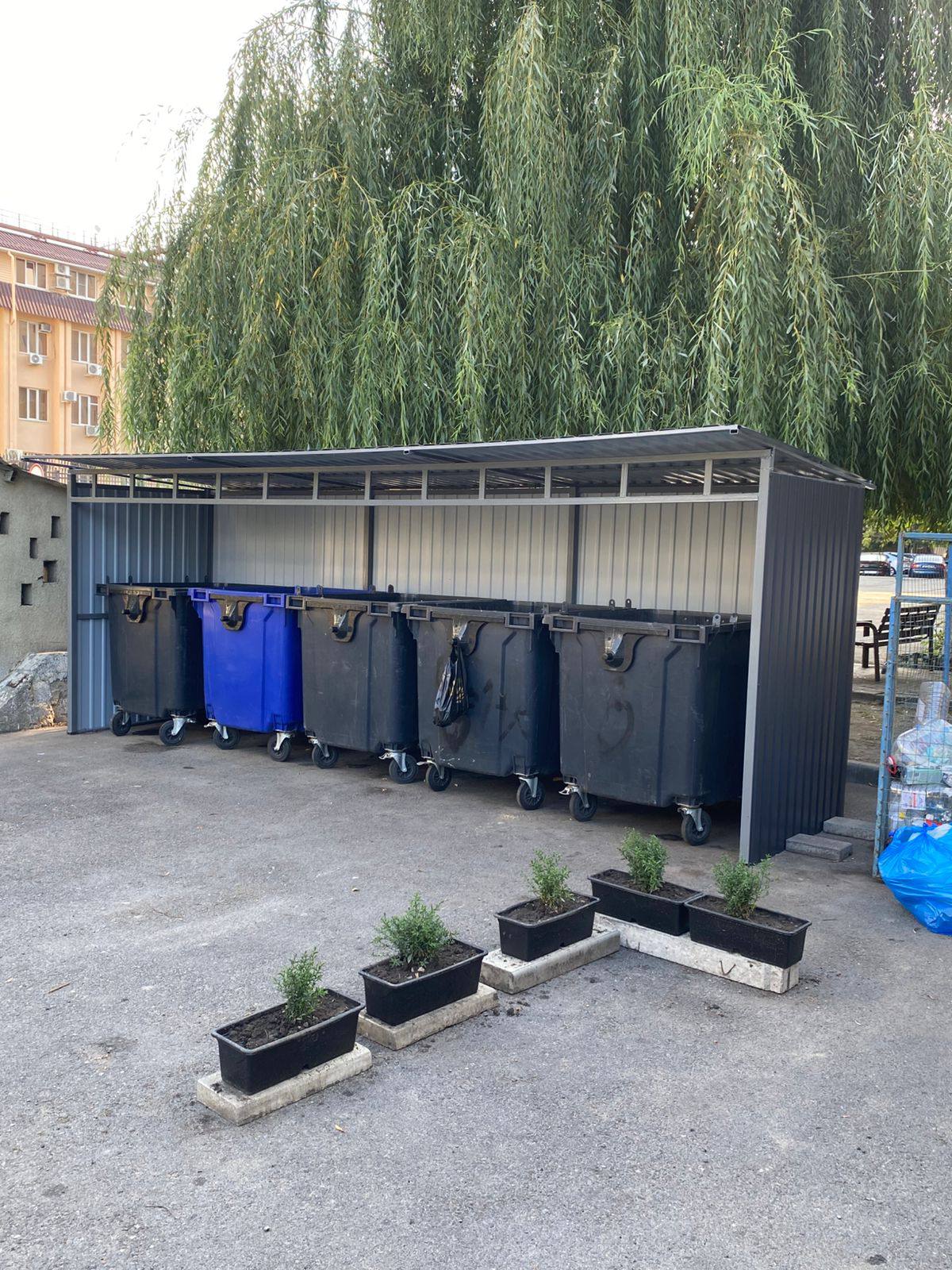 Карачаево Черкесия досрочно выполнила федеральный план по созданию контейнерных площадок для твердых коммунальных отходов на 2025 год став одним из лидеров страны в реформе сферы ТКО Работа ведётся по поручению Главы республики Рашида Темрезова который держит вопрос на особом контроле По данным Российского экологического оператора в России обустроено 91 запланированных площадок при этом КЧР уже полностью выполнила свои обязательства и обеспечила площадки контейнерами Как отметил Рашид Темрезов в ходе Прямой линии в республике планируется строительство современного мусоросортировочного комплекса в Зеленчукском районе и усиление контроля за работой региональных операторов