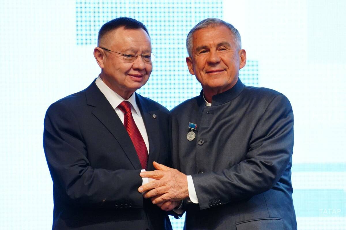 Рустам Минниханов получил звание Почетного строителя России Награду Раису Татарстана вручил министр строительства и ЖКХ РФ Ирек Файзуллин во время итоговой коллегии Минстроя РТ Файзуллин отметил системную работу республики в сфере строительства и благоустройства а также реализацию крупных инфраструктурных проектов связанных с обновлением городов и развитием промышленности По его словам многие инициативы Татарстана стали федеральными практиками iatatarinform tatarinform