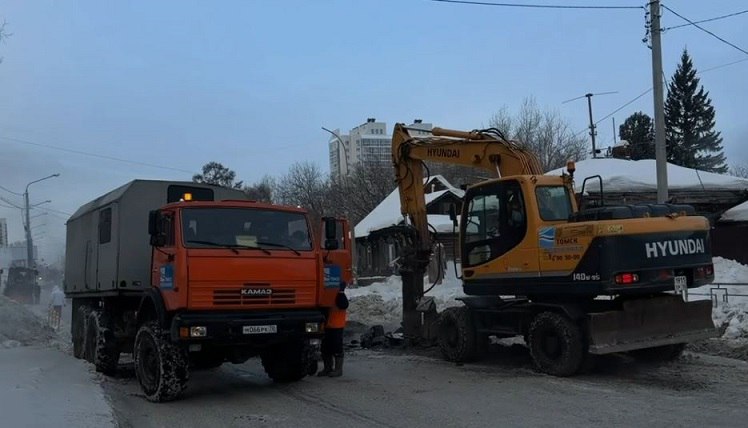 Прокуратура Томской области взяла под контроль устранение последствий масштабной коммунальной аварии из за которой в областном центре без воды остались более 700 домов Часть жилых домов из за аварии остались без холодной воды утром 21 января на водопроводных сетях в районе улицы Сибирской произошел порыв Предположительно подача холодной воды возобновится к девяти часам вечера Участок улицы Сибирской от улицы Киевской до Комсомольского проспекта на время проведения ремонтных работ перекрыт схема движения автобусного маршрута 13 14 временно изменена Подробнее на Бабре томск vtomsk24