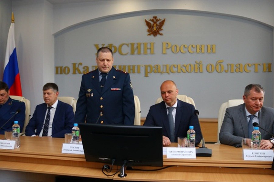 В Калининградской области назначен новый руководитель УФСИН Им стал полковник внутренней службы Дмитрий Пестов, сообщает пресс-служба регионального УФСИН. Директор ФСИН России генерал внутренней службы Российской Федерации Аркадий Гостев охарактеризовал Дмитрия Пестова как опытного руководителя, обладающего необходимыми знаниями, способного организовать эффективную работу пенитенциарной системы региона. «Вам предстоит в короткий срок изучить реальное положение дел в подведомственных учреждениях, познакомиться с их личным составом, нацелив на повышение эффективности деятельности», — напутствовал Гостев нового начальника регионального УФСИН. Фото пресс-службы ведомства