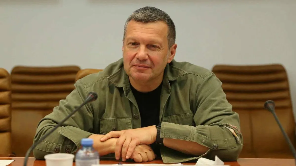 Роскомнадзор заявил что слово пидорас не считается нецензурной бранью Такой ответ получил зритель пожаловавшийся на Владимира Соловьёва из за ругательств в эфире В ведомстве пояснили что слово имеет пометки жаргонное и пренебрежительное но к мату не относится Подписаться Написать нам Max