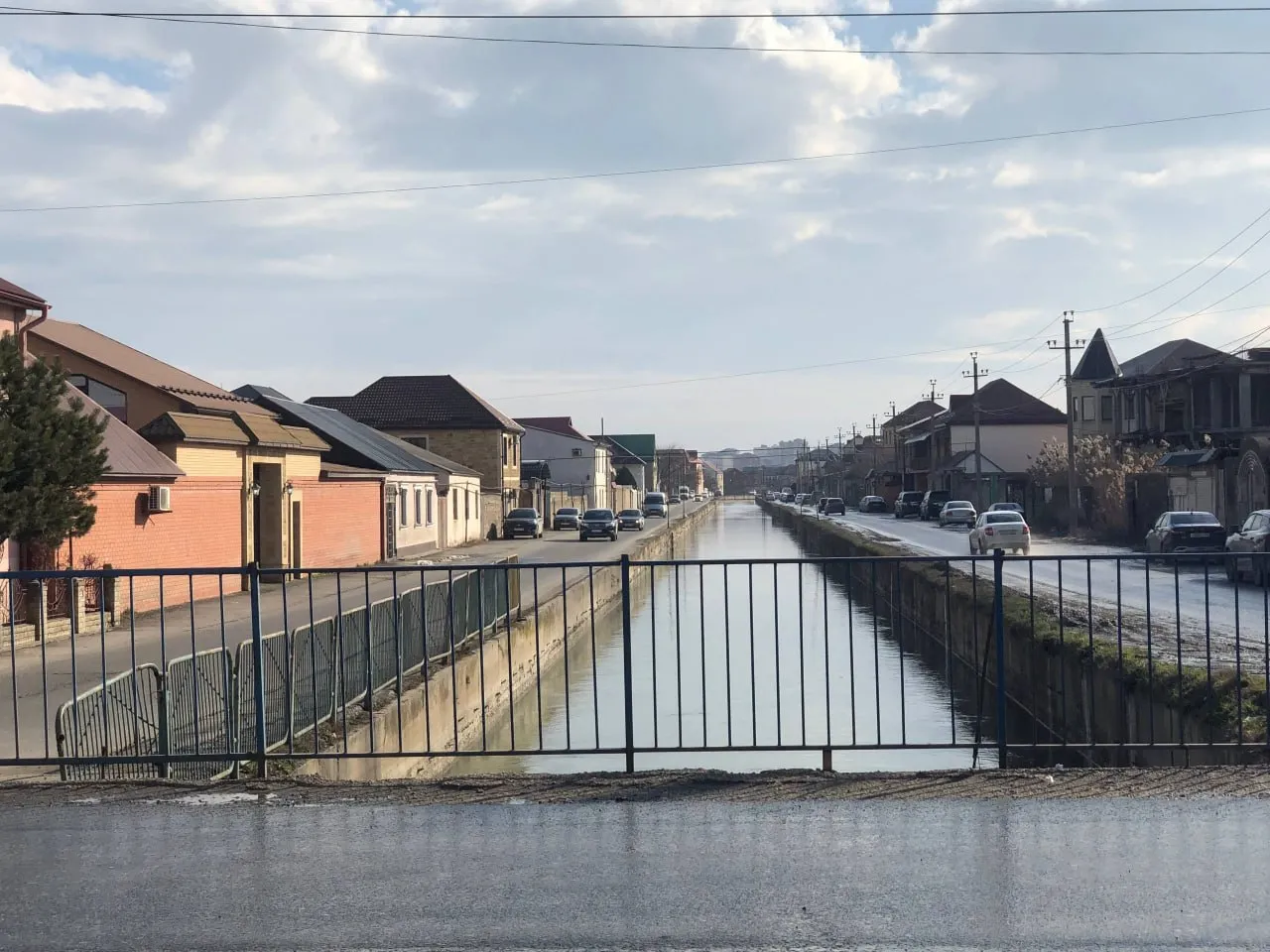 В Махачкале приостановлена подача воды в КОР из за прогнозируемых осадков В Махачкале временно приостановлена подача воды по магистральному каналу имени Октябрьской революции Решение принято в связи с прогнозируемыми осадками для обеспечения безопасности гидротехнических сооружений предотвращения возможных аварий и сохранения стабильной работы мелиоративной системы в период неблагоприятных погодных условий Как сообщили в Дагмелиоводхоз о сроках возобновления подачи воды будет сообщено дополнительно РИА Дагестан в МАХ