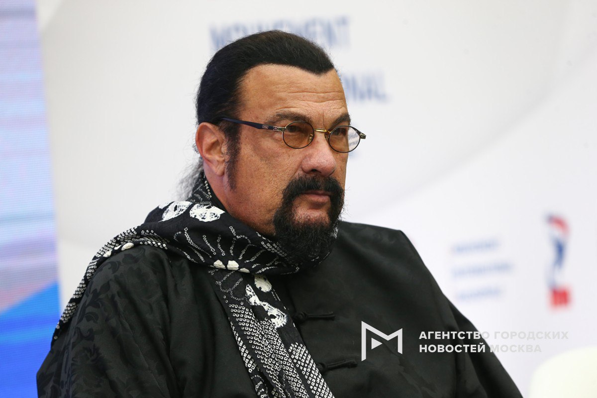 Американский актер Стивен Сигал вместе с сыном Домиником Сан Рокко учредил в России компанию Хикари узнало Агентство Москва Согласно документам ООО актера будет специализироваться на консультировании в области коммерческой деятельности и управления Стивен Сигал получил гражданство России в 2016 году оставаясь гражданином США также у него есть паспорт Сербии В 2018 м он зарегистрировался как ИП Впрочем по данным СМИ с предпринимательством у Сигала не особо задалось пресса писала что в июле 2025 года Сигал оставил позицию гендиректора в ООО Пять элементов Как отмечалось это связано с тем что иностранцам трудно сохранять бизнес в России из за репутационных рисков и угрозы блокировки счетов в своих странах Подпишись на Агентство Москва