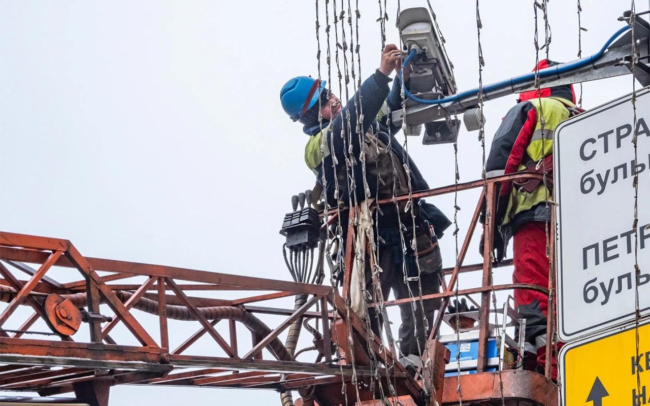 Сложно найти комплектующие Сколько стоит обслуживание дорожных камер Современные комплексы фотовидеофиксации на дорогах способны самостоятельно выявлять например загрязнение объектива смещение камеры ветром или сбои в работе оптики сообщил Autonews заместитель генерального директора ГК Урбантех оператор комплексов фотовидеофиксации в регионах России Александр Домбровский По словам эксперта часть задач по обслуживанию камер решается удаленно Однако это касается только современных комплексов Около трети камер на российских дорогах относятся к технически устаревшим для них сложно найти комплектующие и обслуживание обходится значительно дороже В среднем стоимость содержания одного комплекса варьируется от 70 тыс до 150 тыс руб в месяц пояснил Домбровский эксклюзив autonews