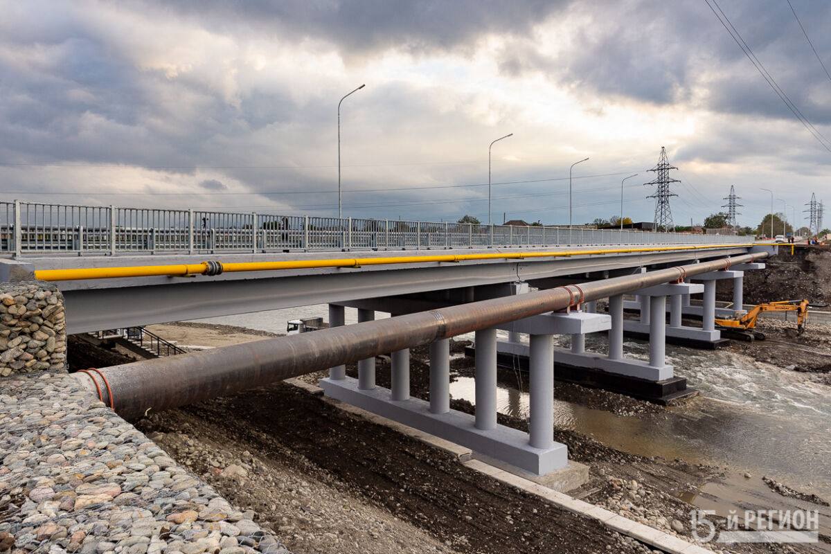 В Северной Осетии подвели итоги дорожного сезона В рамках нацпроекта Инфраструктура для жизни уже завершены работы на 14 объектах из 17 запланированных Федеральные средства освоены на 100 а республика вошла в топ 6 регионов по эффективности реализации программы Уже в ноябре откроется движение по обновленной трассе между Алагирским и Дигорским ущельями завершена реконструкция Ногирского моста а строители приступили к возведению объездной вокруг станицы Архонской Пресс конференция председателя комитета дорожного хозяйства республики Тариэля Солиева началась с подведения итогов В этом году в программу работ по нацпроекту Инфраструктура для жизни было включено 17 дорожных объектов расположенных в семи районах республики Сегодня работы полностью завершены по 14 из них Два объекта реконструкции готовятся к сдаче и будут введены в эксплуатацию уже в ноябре сообщает ГТРК Алания Подробнее region15 ru