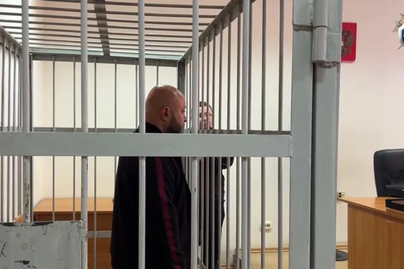 В Челябинске на скамью подсудимых сядет бывший и о ректора УралГУФКа Евгений Черепов СК завершил расследование его дела связанного с получением взяток от студентов Черепову вменяют 22 преступления По версии следствия обвиняемый занимая должность завкафедрой физического воспитания института спорта туризма и сервиса ЮУрГУ получал от студентов взятки в размере от 20 тыс до 80 тыс рублей а всего около 1 млн За деньги Черепов закрывал глаза на то что учащиеся не ходят на лекции ставил прогульщикам положительные оценки Платили ему и за сдачу зачетов и экзаменов Все это продолжалось с 2021 по 2025 год На имущество Черепова в том числе на автомобили BMW и Porsche общей стоимостью свыше 6 млн рублей а также банковские счета в размере 18 млн рублей наложен арест Дело передано в Центральный райсуд Челябинска Подписаться на ЕАН Челябинск в Макс