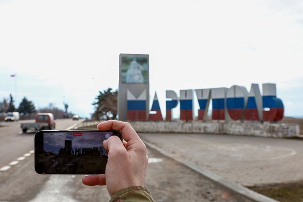 В Донецкой народной республике был осужден мужчина, который занимался сбором сведений о российских войсках. Как сообщили в прокуратуре региона, его признали виновным в государственной измене и шпионаже, согласно российскому законодательству.  Суд установил, что в сентябре 2023 года 18-летний гражданин Украины, находясь в Мариуполе, начал общение с сотрудником разведки Украины через один из мессенджеров. По указанию куратора, он собирал и передавал фотографии и видеоматериалы, содержащие координаты размещения российской военной техники и состава войск.  После получения гражданства России осенью 2023 года он продолжил деятельность и передавал информацию своему куратору из украинской разведки. Эти действия могли представлять серьезную угрозу для безопасности.  Источник: